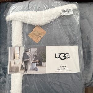 UGG Avery Hooded Throw in Soft Gray
